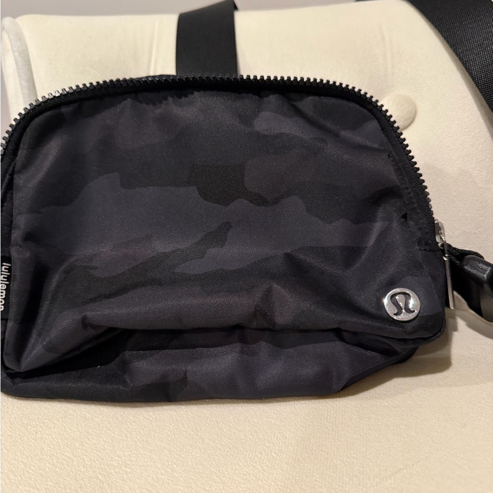 lululemon athletica Men's Black Camouflage Belt Bag